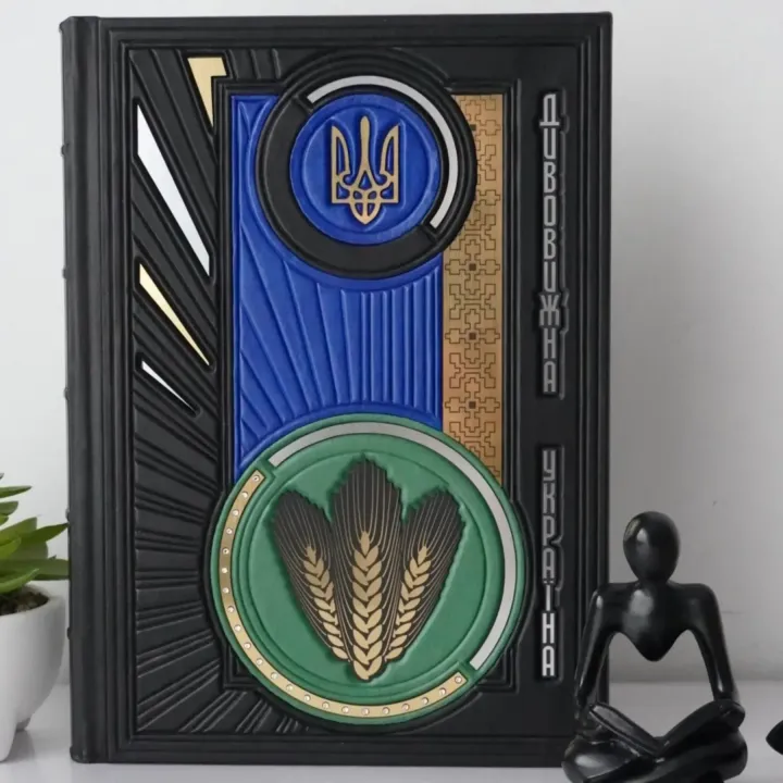 Удивительная Украина. Подарочная книга в кожаном переплете
